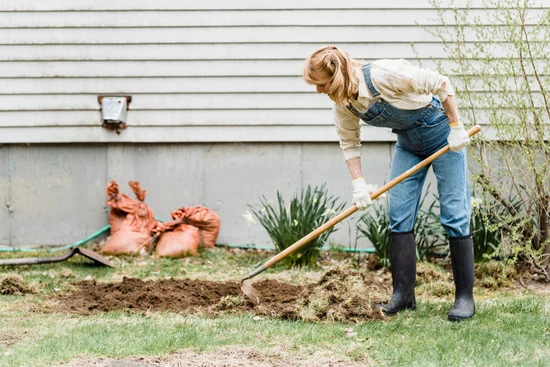 Person arbeitet im Garten